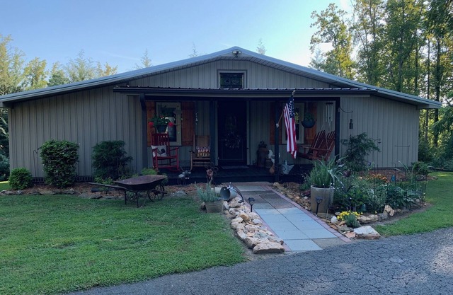 Holly Hill Farm House, Only 6 Miles from Downtown Mount Airy, NC, Sleeps 4