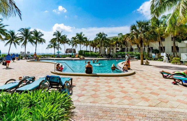 Hollywood Beach, 2 bedrooms 2 bathrooms, on the beach