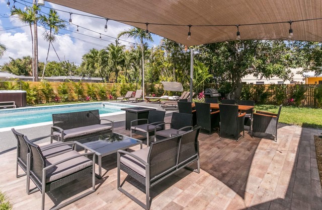 HOLLYWOOD CASTLE PALACE.7 BEDROOM 4 BATH POOL HOME .hot tub Close to beaches.