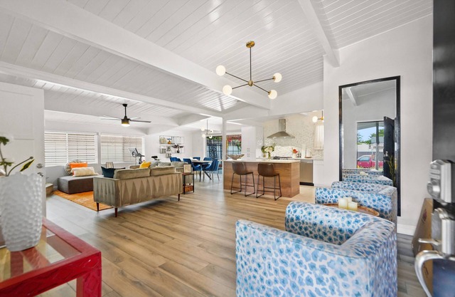 Hollywood Flash Sale Now 25% Off