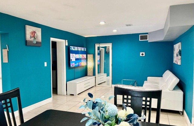 Hollywood Hideaway: Spacious 2BR + Private Parking