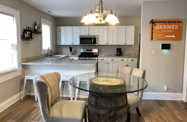 Hollywood House - Sleeps 14!