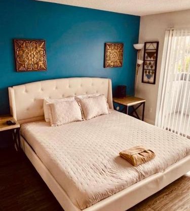 Hollywood Studio with Pool, Parking and Gym