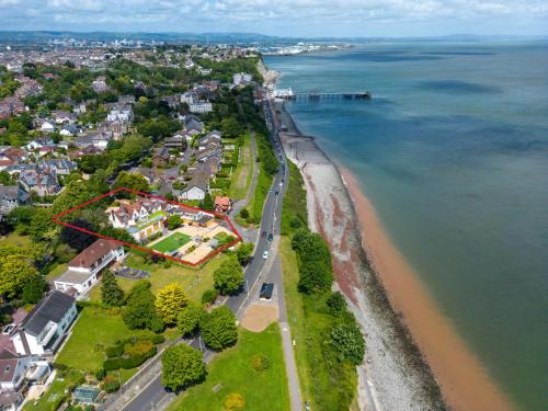 Holm House - Stylish Coastal Suites - Silures Bar & Restaurant On-site