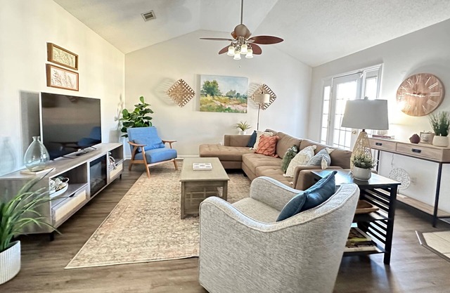 Holy Cow! Sleeps 10-Central Location-4 Bedrooms-2-Smart TVs-Grill & Pet Friendly