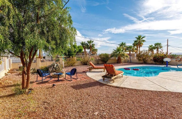 Home Away From Home! Stylish, Pool, Games, Firepit