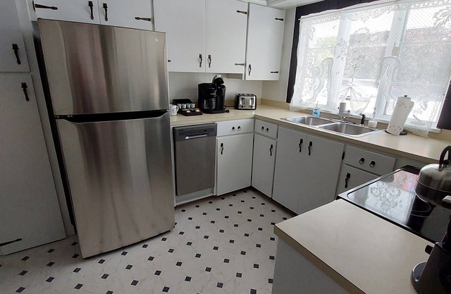 Home away from home! Centrally Located - dedicated work area