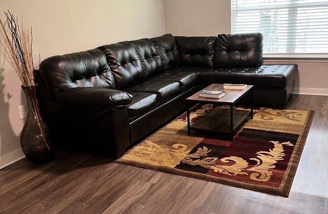 Home away from home cozy apt close to airport