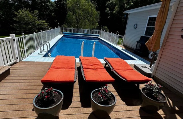 Home away from home Hot Tub and Pool in Middletown home of Wesleyan university