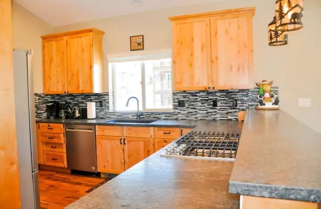 Home away from home with Hot tub and mountain view