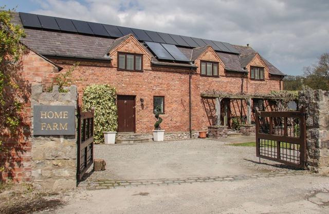 HOME FARM, pet friendly, character holiday cottage in St Asaph