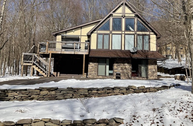 Home in amenity filled Hideout community with hot tub, fire pit, theater room!