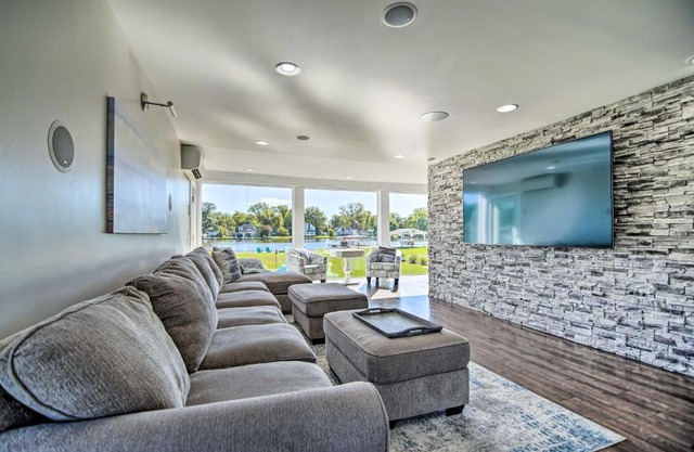 Home on Fox River Modern Decor Style!