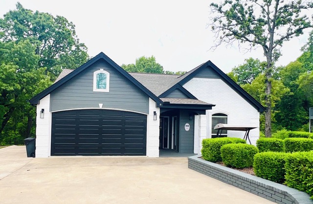 Home On Private Waterfront Resort. Pool and Dock Slip.