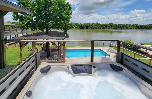 Home on San Jacinto River w/Hot Tub, Deck & Grill