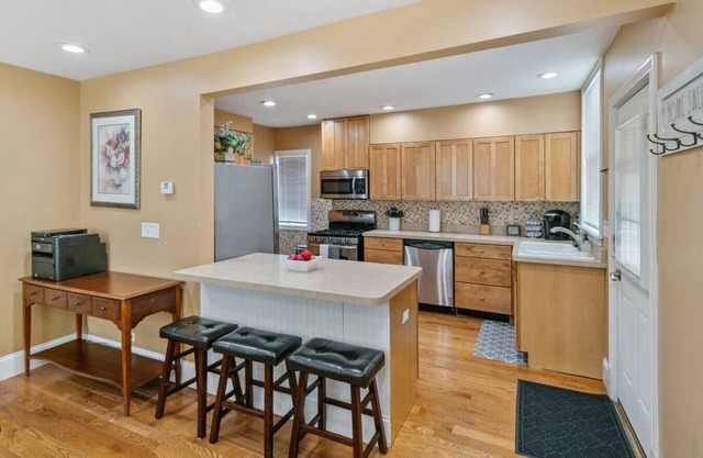 Home w/porch in DT Libertyville Near Naval Base