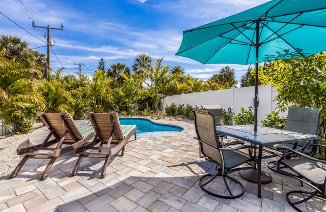 Home with Private Pool, Two Blocks from the Beach! - Queen Palms