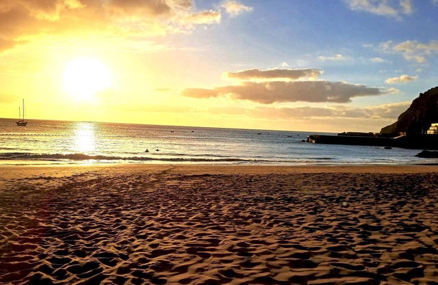 Home2Book Bright Retreat with Pool, Sardina Beach