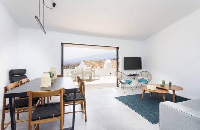 Home2Book Coastal Chic Apt, Huge Private Terrace