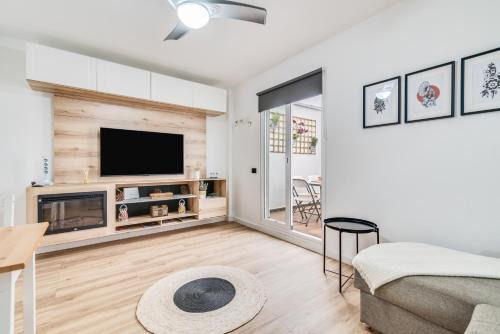 Home2Book Stylish & Bright Bakea Apartment