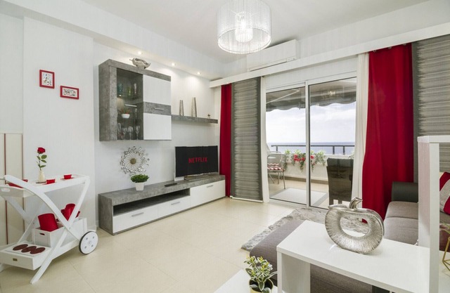 HomeForGuest BEAUTIFUL APARTMENT, SEA VIEWS, BBQ, GYM