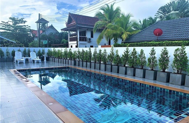 Homely 1 BR Residence | Balcony | Kitchen | Wi-fi