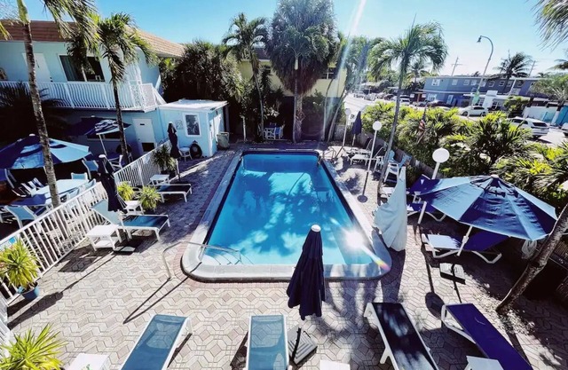 Homely 2 Bedroom Apt - Pool, Free Parking, Steps to Beach