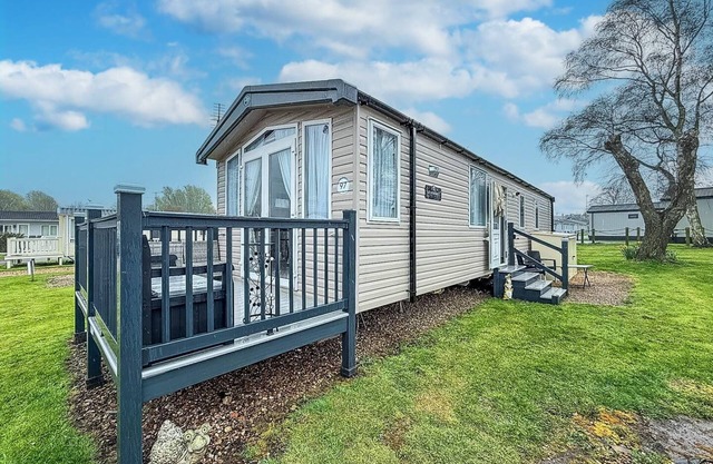 Homely caravan with decking and free WiFi in Lowestoft ref 12097B
