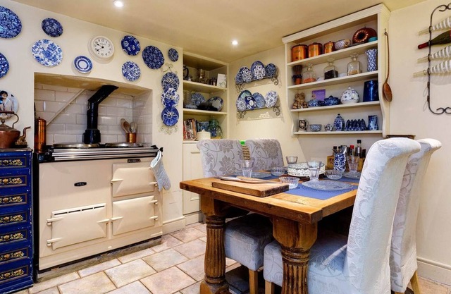 Homely in Hampstead Village, by Veeve