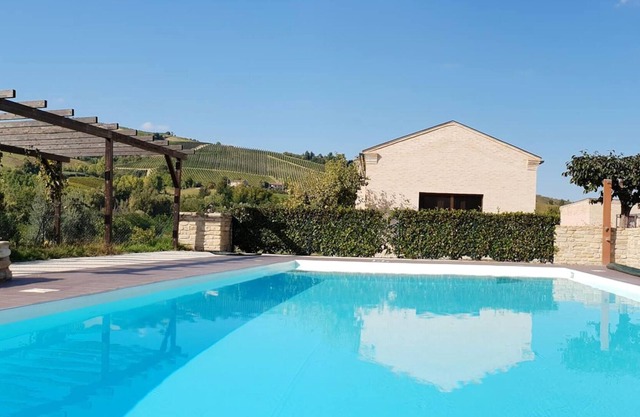 Homerez - Appartement for 4 ppl. with shared pool at Montalto delle Marche