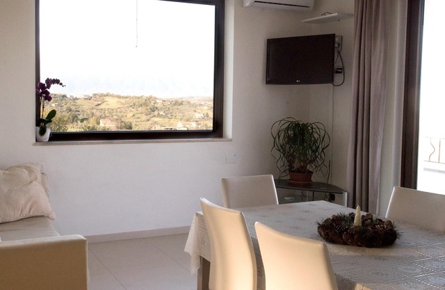 Homerez - Appartement for 5 ppl. with shared pool and garden at Bosco di Caiazzo