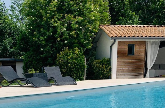 Homerez - Beautiful chalet for 6 ppl. with shared pool and terrace at Sallebœuf