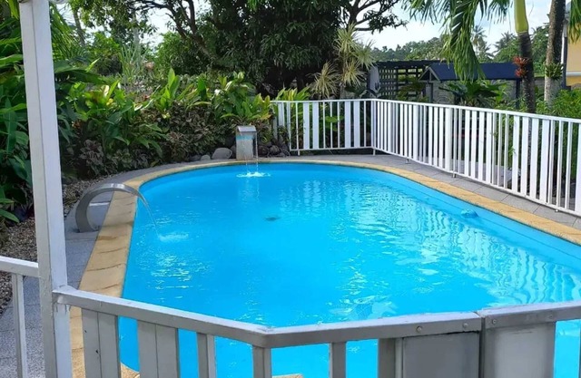 Homerez - Bungalow in Sainte-Rose, pool.