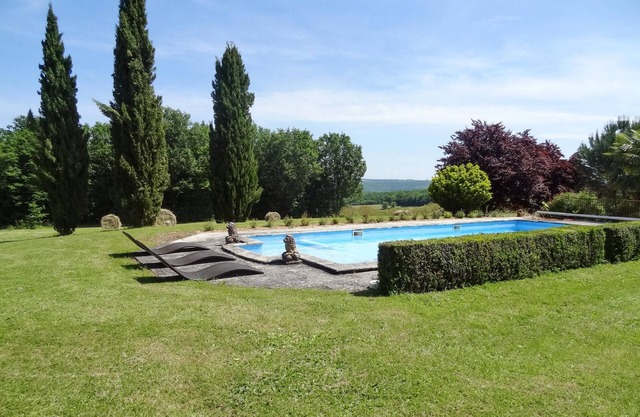 Homerez - House for 10 ppl. with swimming-pool and garden at Saint-Amand-de-Coly