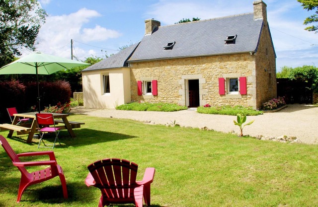 Homerez - Nice house 5 km away from the beach for 8 ppl. at Saint-Pol-de-Léon