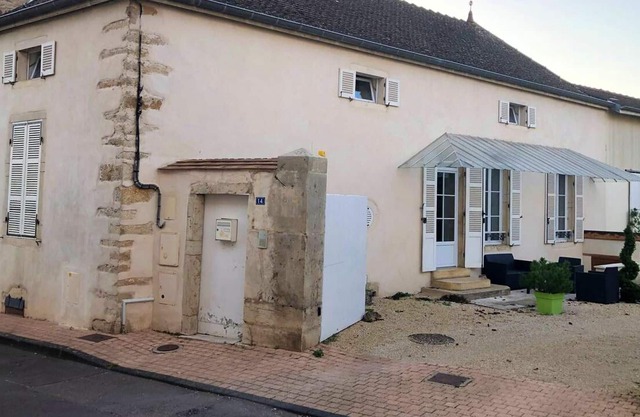 Homerez - Spacious house for 6 ppl. with garden and terrace at Meursault