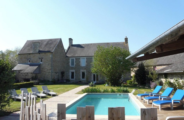 Homerez - Spacious villa with private pool at Le Locheur
