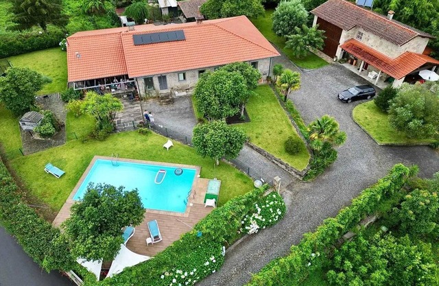 Homerez - Spacious Villa in Carrazedo with Pool