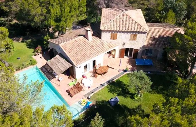 Homerez - Villa for 10 ppl. with swimming-pool, garden and balcony at Rousset