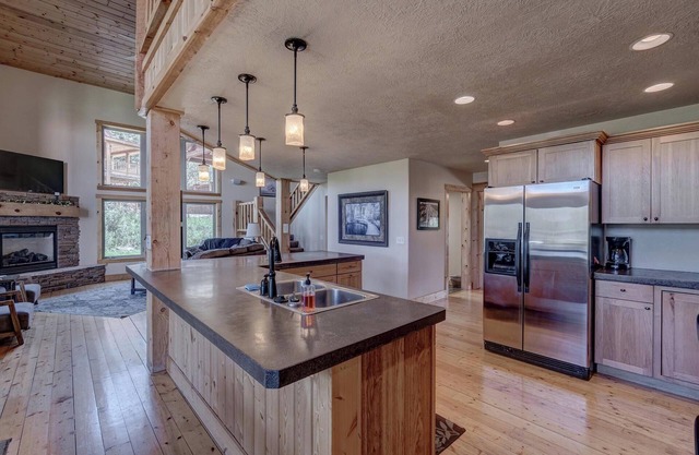 Homesteak 3 BR Chalet at Terry Peak with Outdoor Hot Tub - Sleeps 14