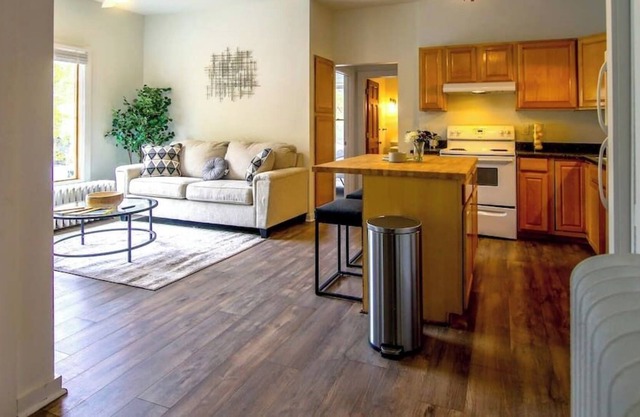 Homey 2 Bedroom Apt Near Drake With Free Parking