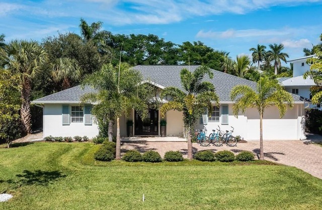 Homey and comfy “Vintage” like 4 Br Cottage 1 Block to Beach