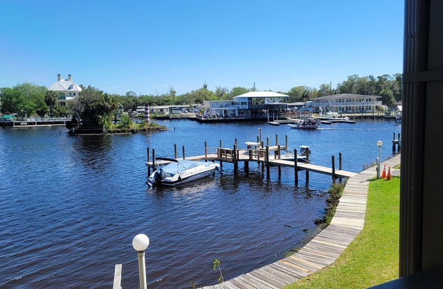 Homosassa River Condo overlooking historic Monkey Island