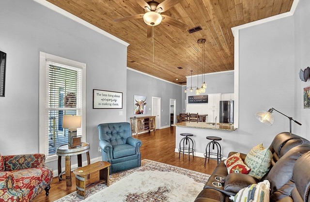 Hondo Haus | 2 King Suites Dog-Friendly Fenced Yard