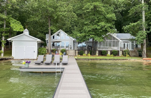 HONEY'S HIVE - Large home on LAKE MARTIN near The Landing