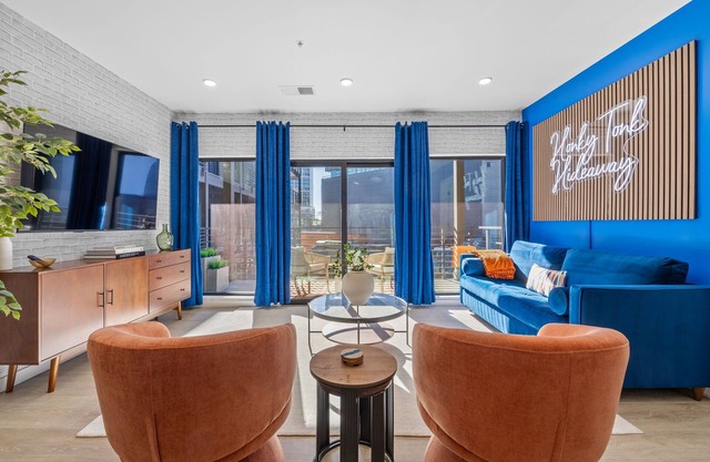 Honky Tonk Hideaway in Downtown Nashville, Walk to Broadway, Pool, Gym and Parking