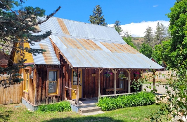 Hoot Owl Cabin-Dog Friendly, Simply Adorable and Located in Downtown Winthrop!