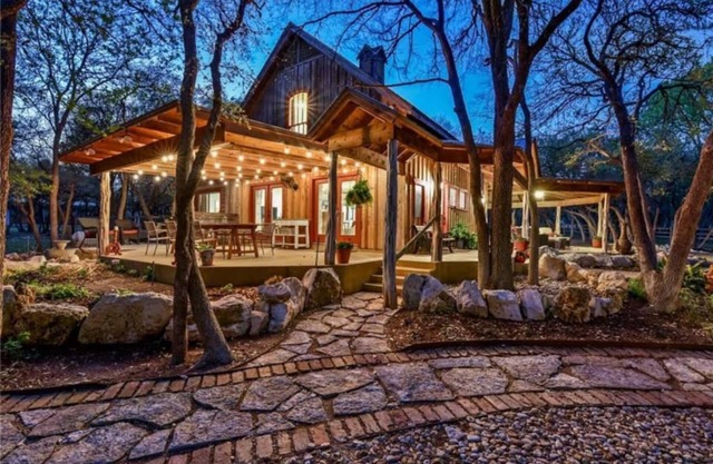 Horse Friendly Ranch with wrap around porch on 40 acre farm. Extended Stays