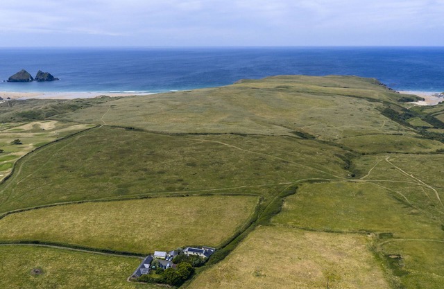 HORSESHOE COTTAGE, romantic, with a garden in Holywell Bay
