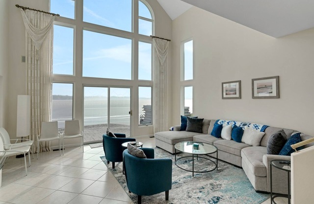 Horton Beach Lake House: Golden Leaves and Lakefront Getaways!
